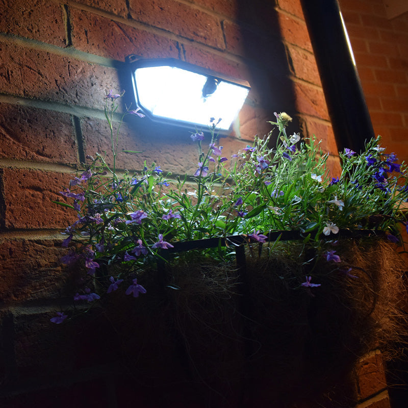 Alerta PIR solar wall light operating at night